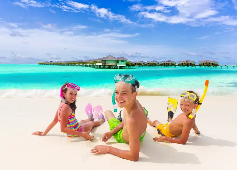 Kinderen op zandstrand de Malediven