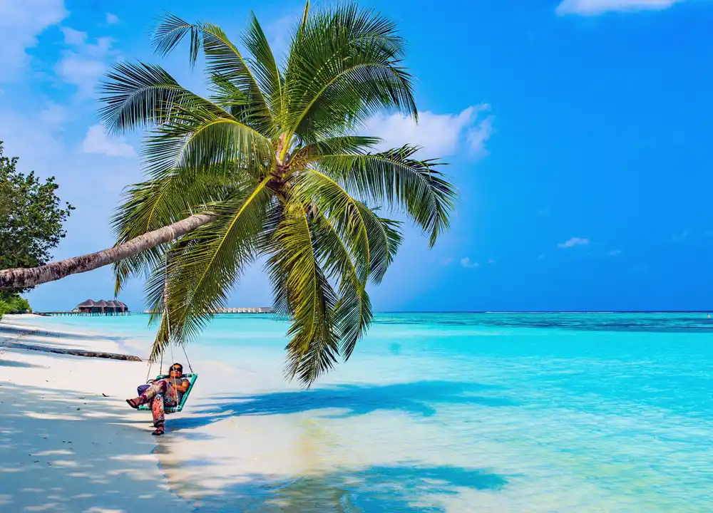 Genieten van het mooie weer op het strand van de Malediven