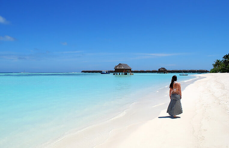 Wandelen op strand Malediven